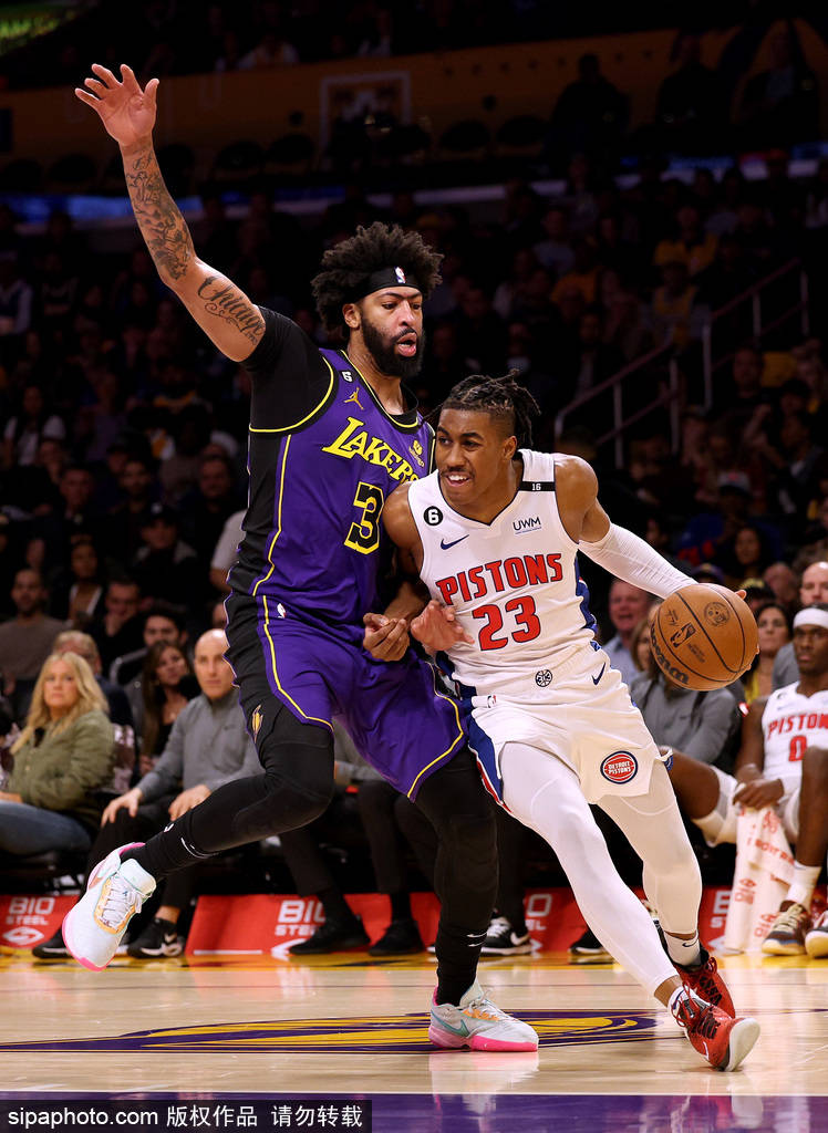 NBA直播浓眉强势回归赛场独揽30分15篮板统治攻防两端引全场沸腾