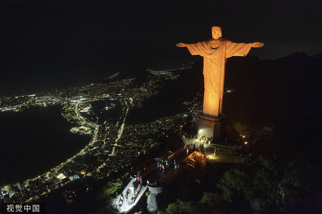 巴西耶稣像点亮橙色灯光呼吁反对性别暴力