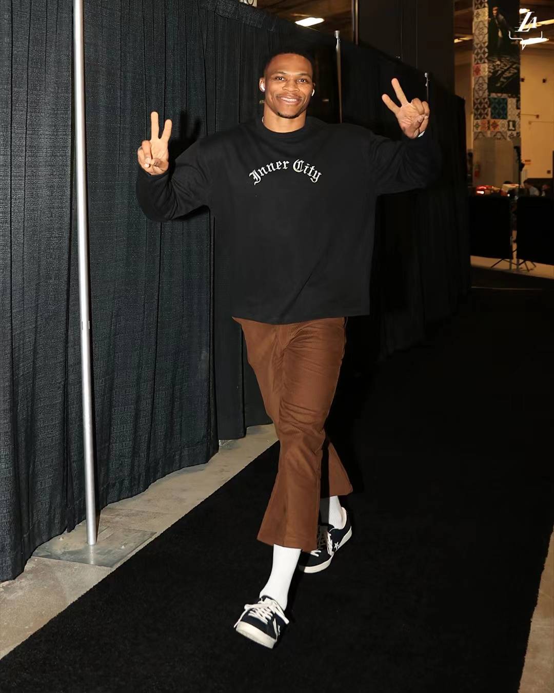 组图湖人今日出场照威少双手比耶心情大好