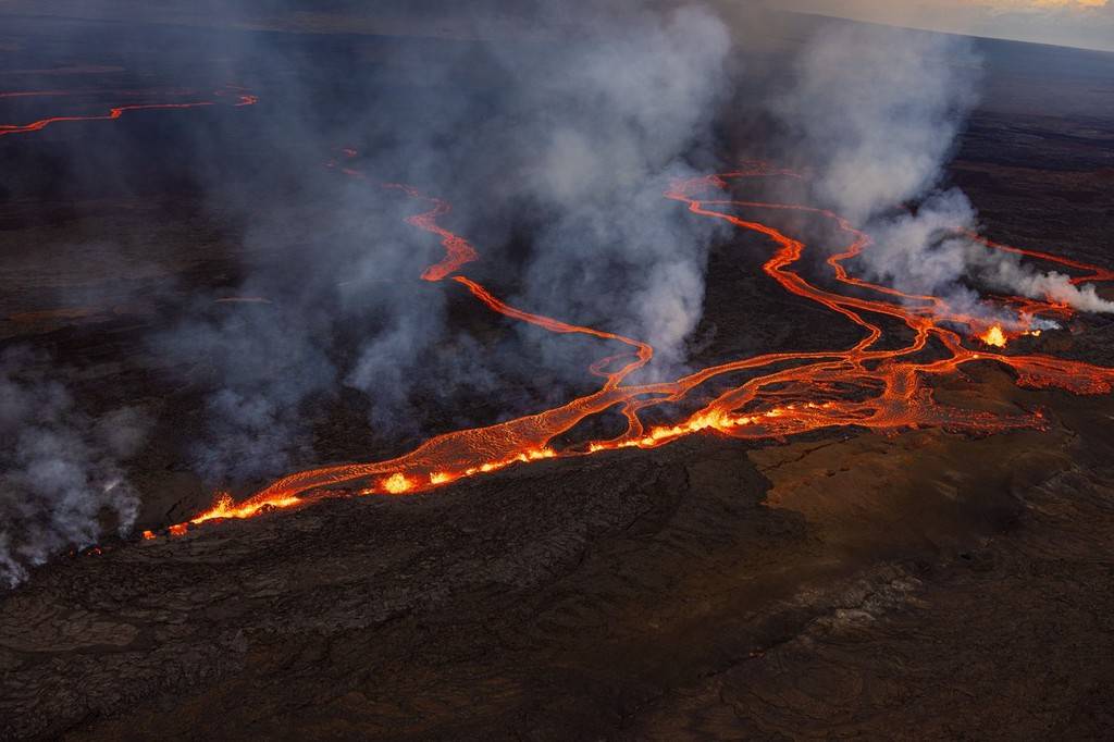 熔岩流淌!夏威夷冒纳罗亚火山喷发-搜狐大视野-搜狐新闻