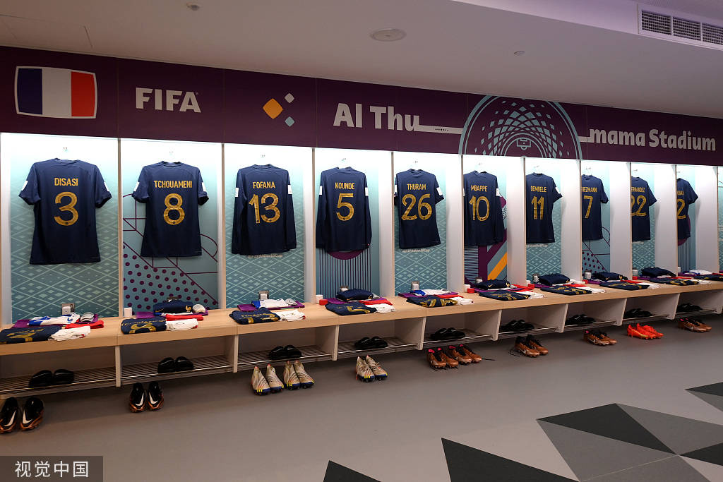 高清图世界杯法国vs波兰赛前更衣室一览