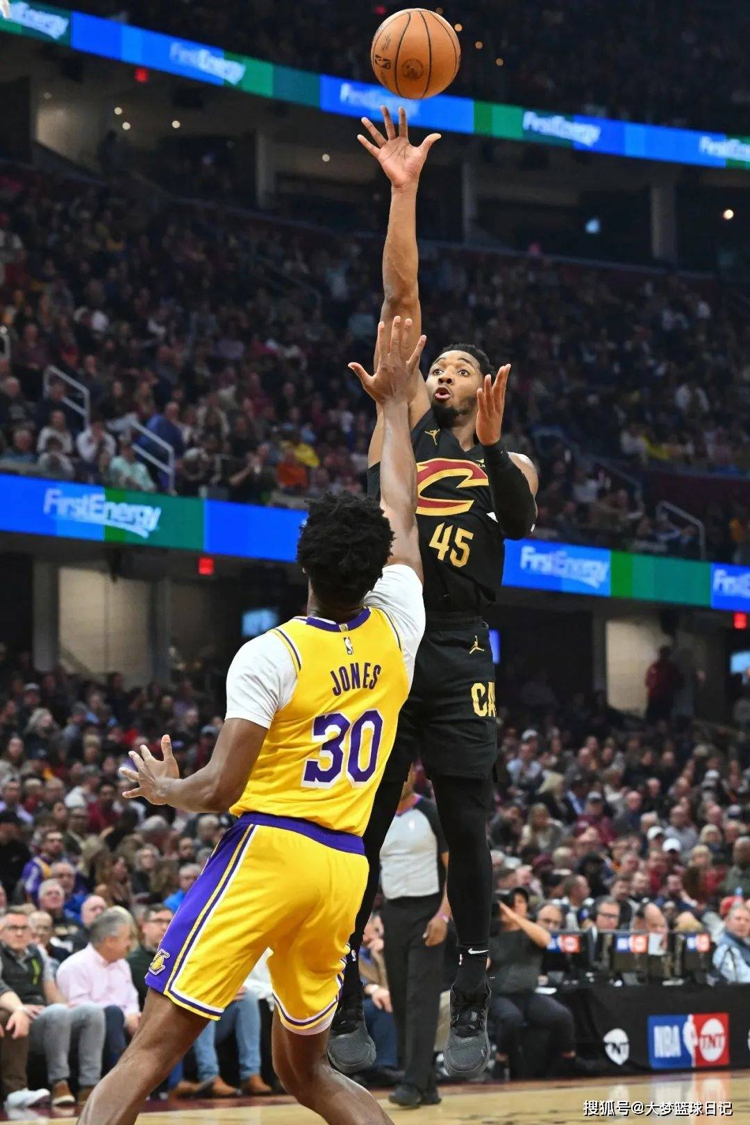 从骑士到湖人詹姆斯太阳般的领袖光芒照亮球队前行之路