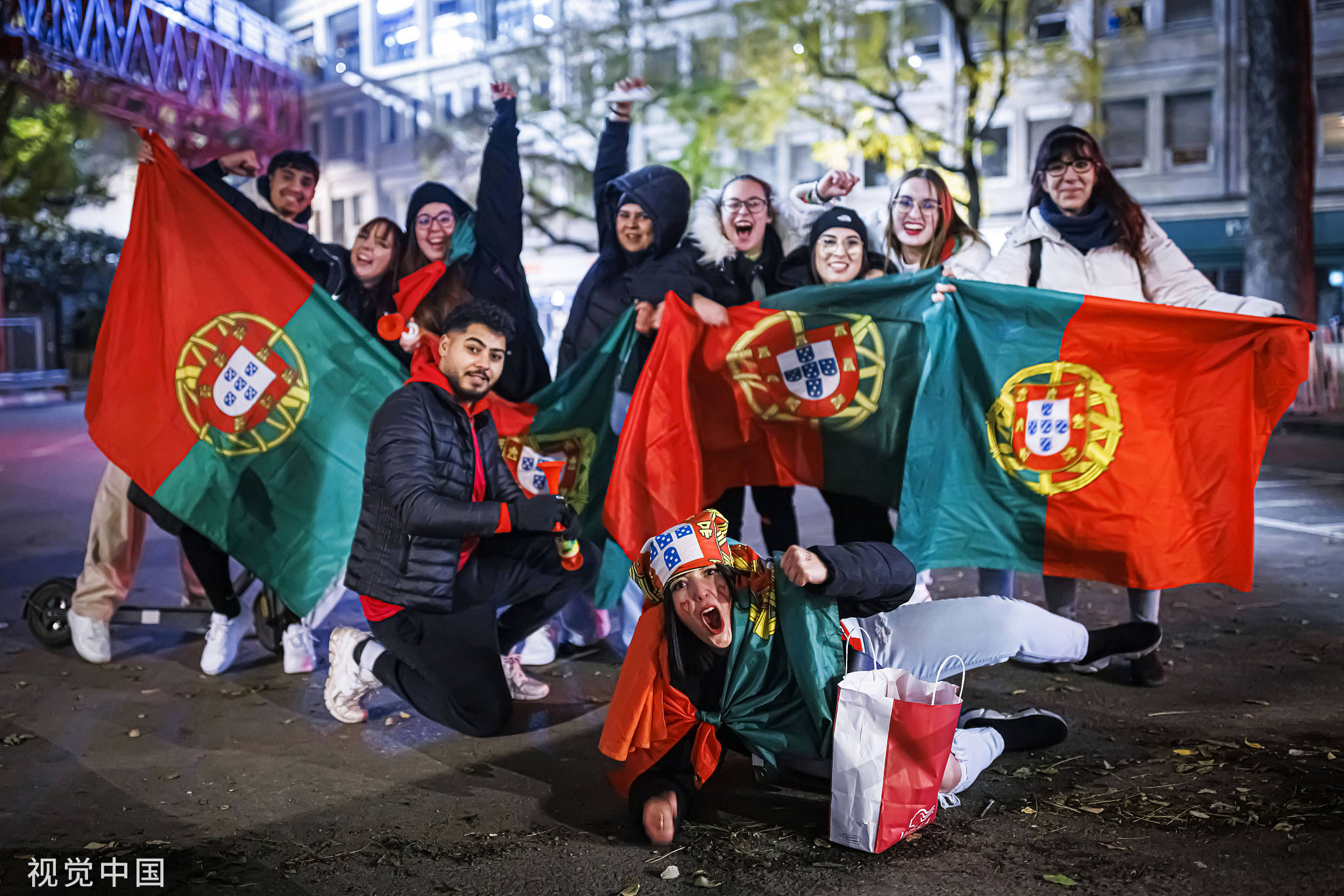 高清图葡萄牙队球迷观赛庆祝球队大胜晋级8强