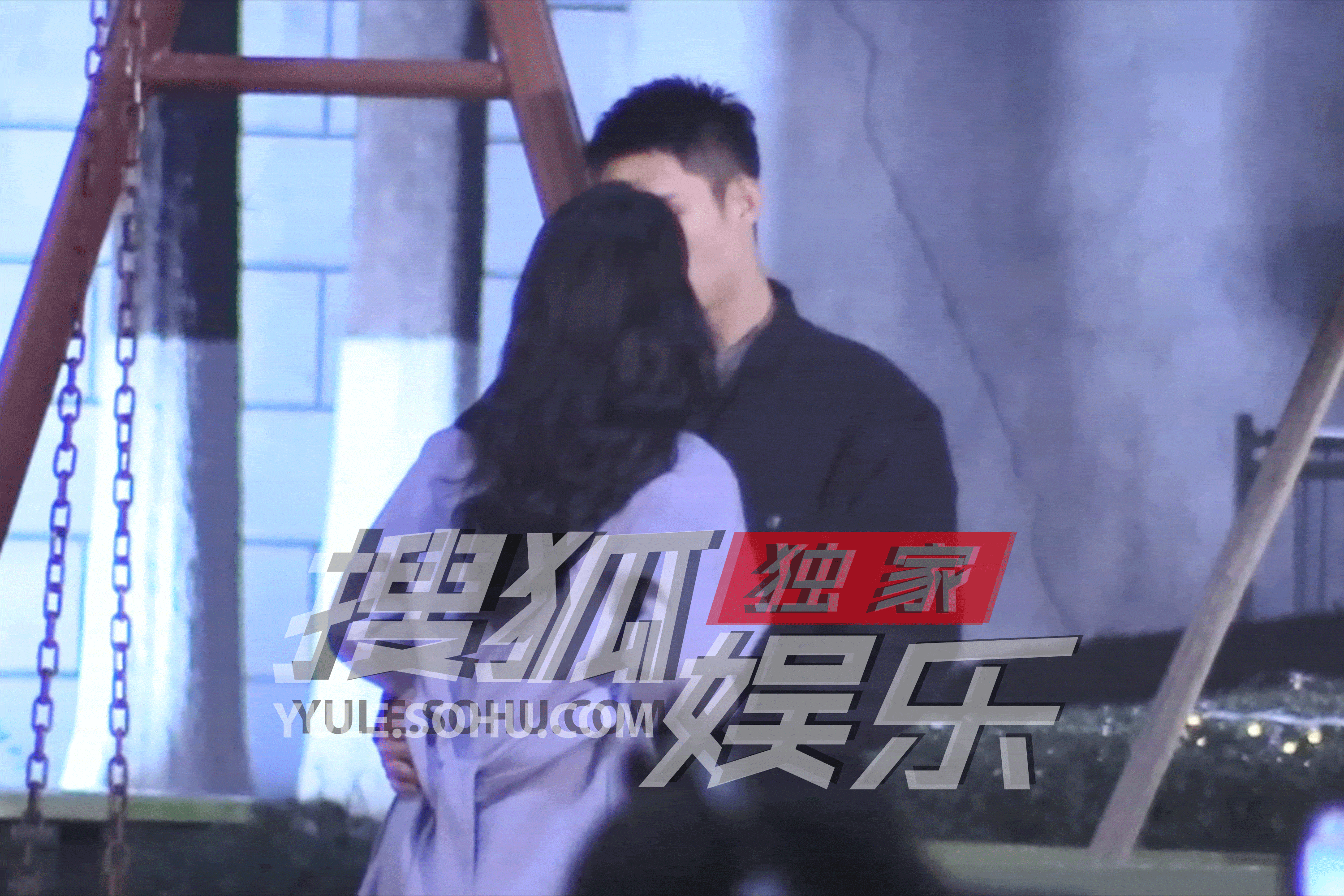 独家:黄景瑜张婧仪片场热吻 女方轻轻垫脚超浪漫-搜狐大视野-搜狐新闻