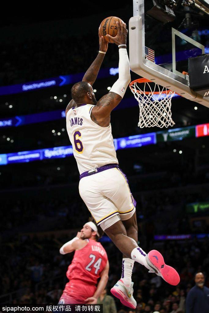 詹姆斯三双助湖人突围季后赛