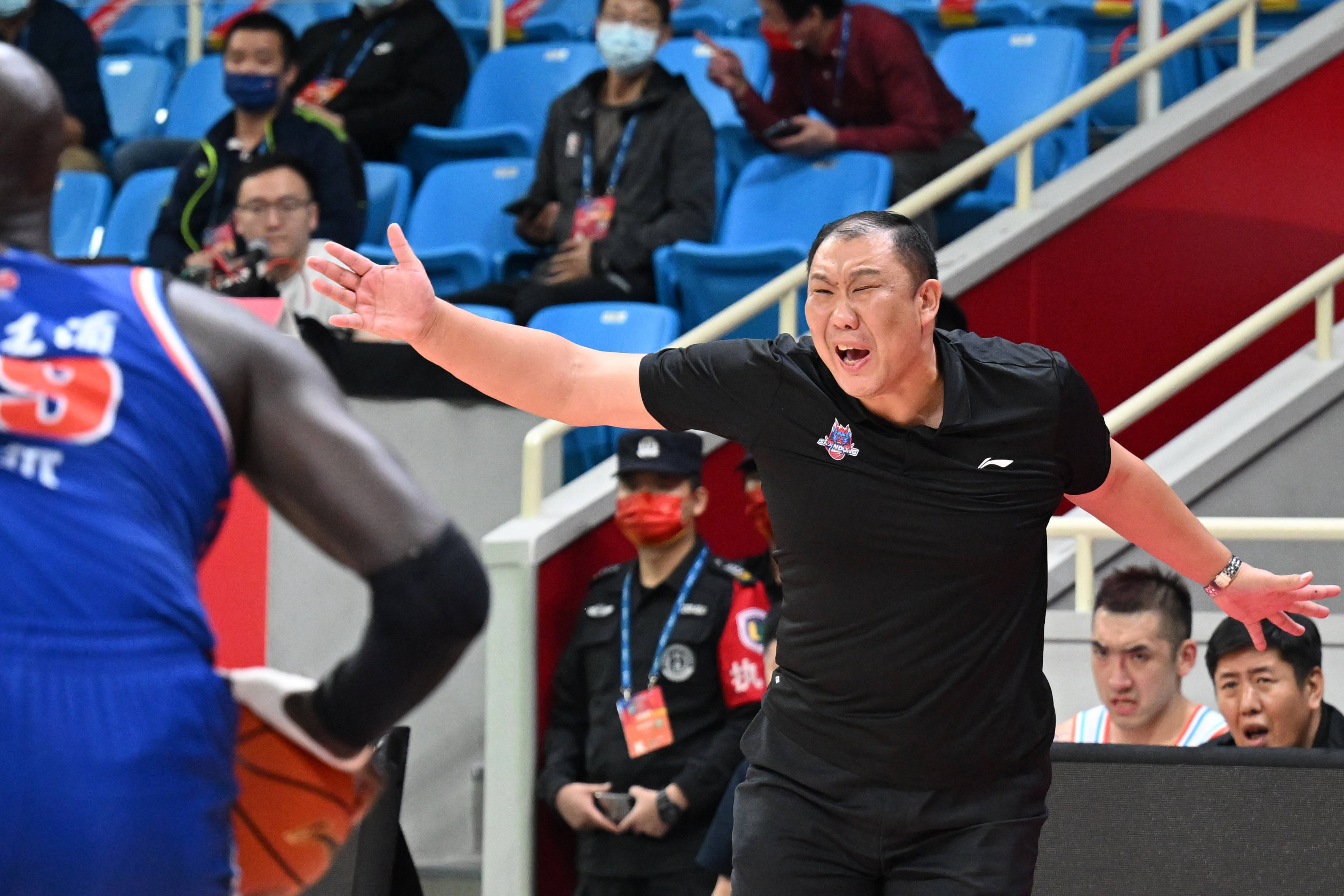 赛后发布会,刚刚回到场边的山东主帅王晗指导对球员带病坚持的精神