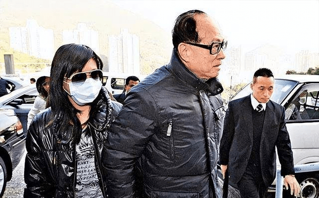 李嘉诚祭奠庄月明,让孙女李思德替自己跪拜,却忽视了孙子李长禧_李泽