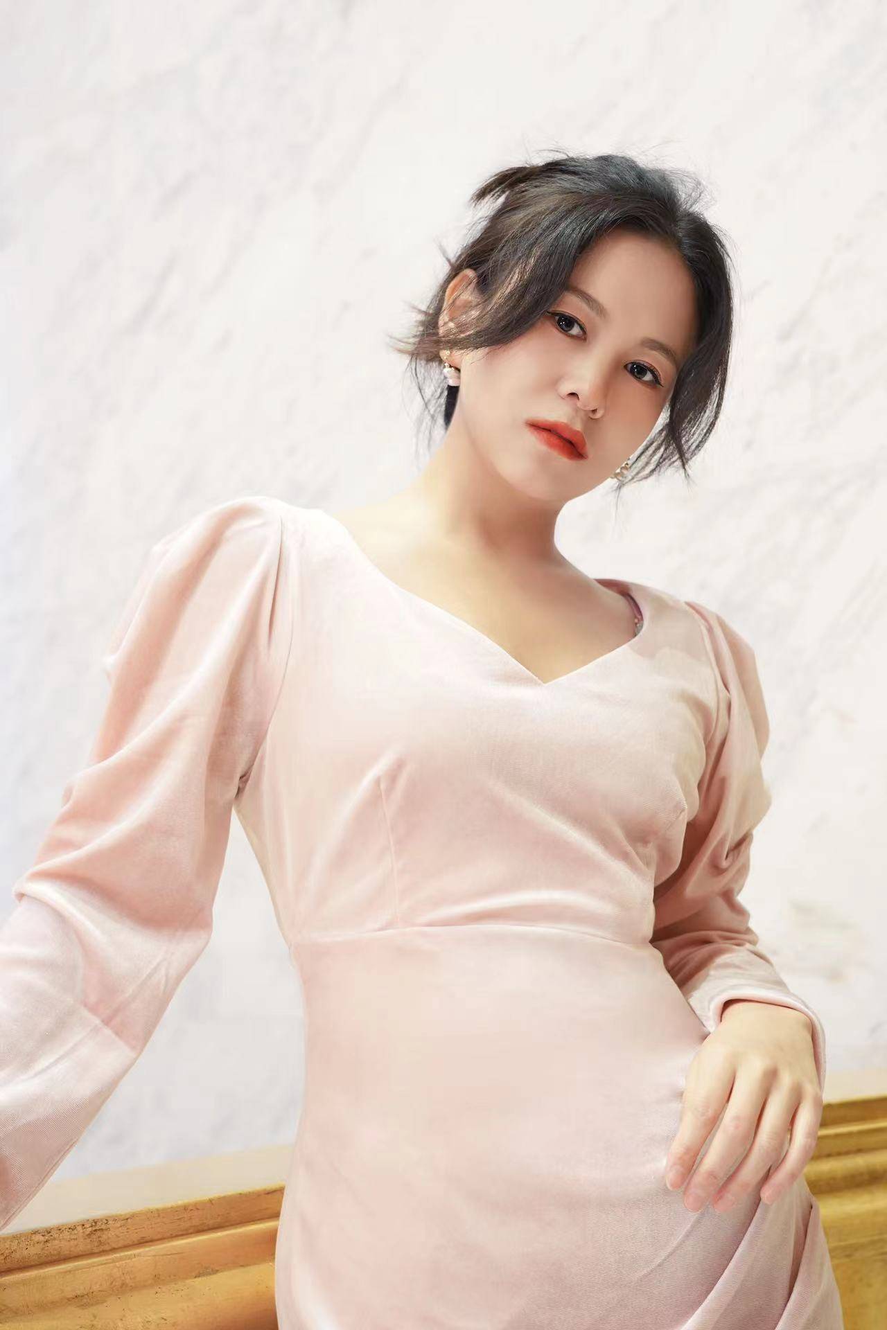 主持人刘美希曝光写真大片 粉丝皮草演绎灵动少女_气质_粉色_连衣裙
