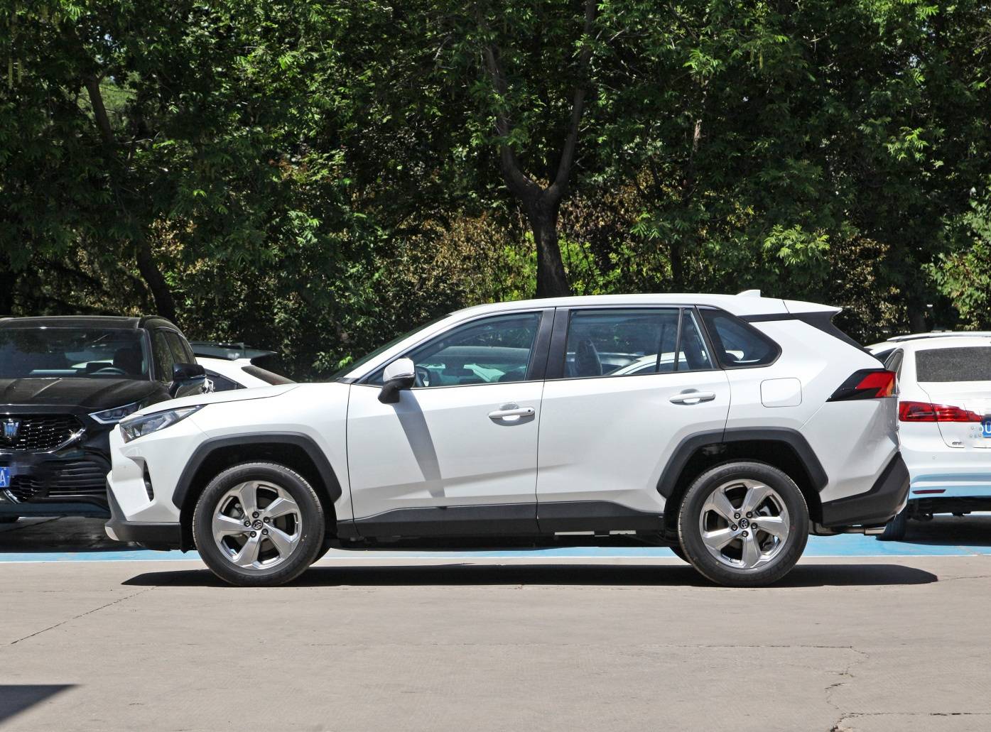 22款丰田rav4荣放 2.0l cvt两驱风尚plus版指导价为20.