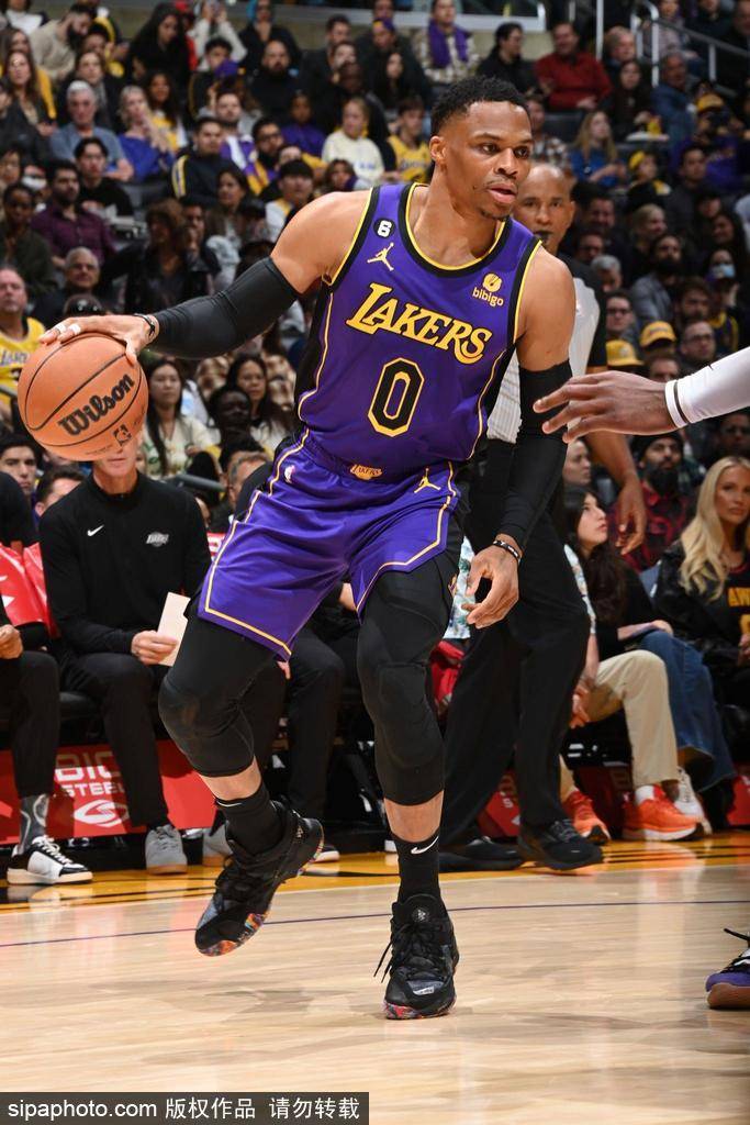 詹姆斯缺阵影响湖人排名下滑国王逆袭进入前十联盟格局风云变幻