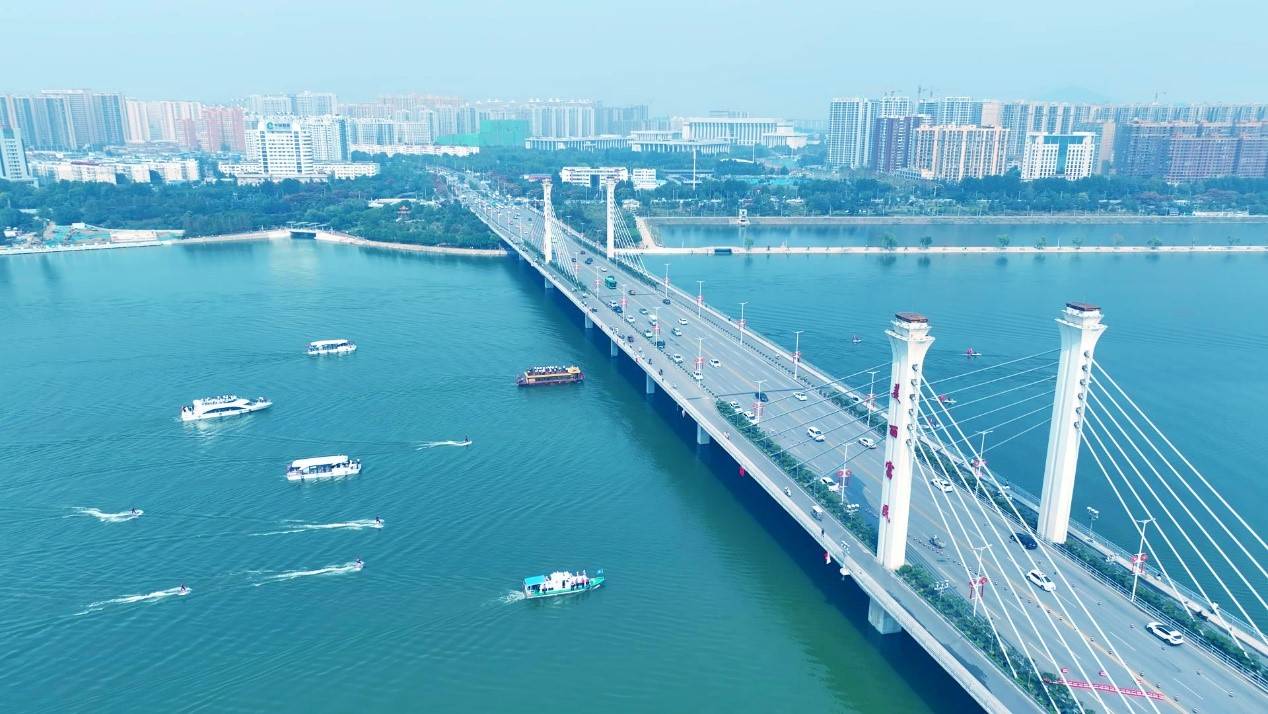 东方水上元宇宙文化旅游度假区位于南阳市城区白河水域,按照"世界之中