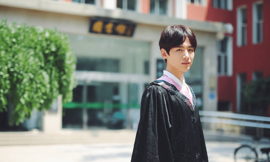 她是白敬亭"初恋",曾被吐槽面瘫脸,如今戴上巨型耳环,美到认不出!