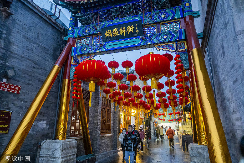 北京烟袋斜街红灯笼高高挂起节日氛围浓厚