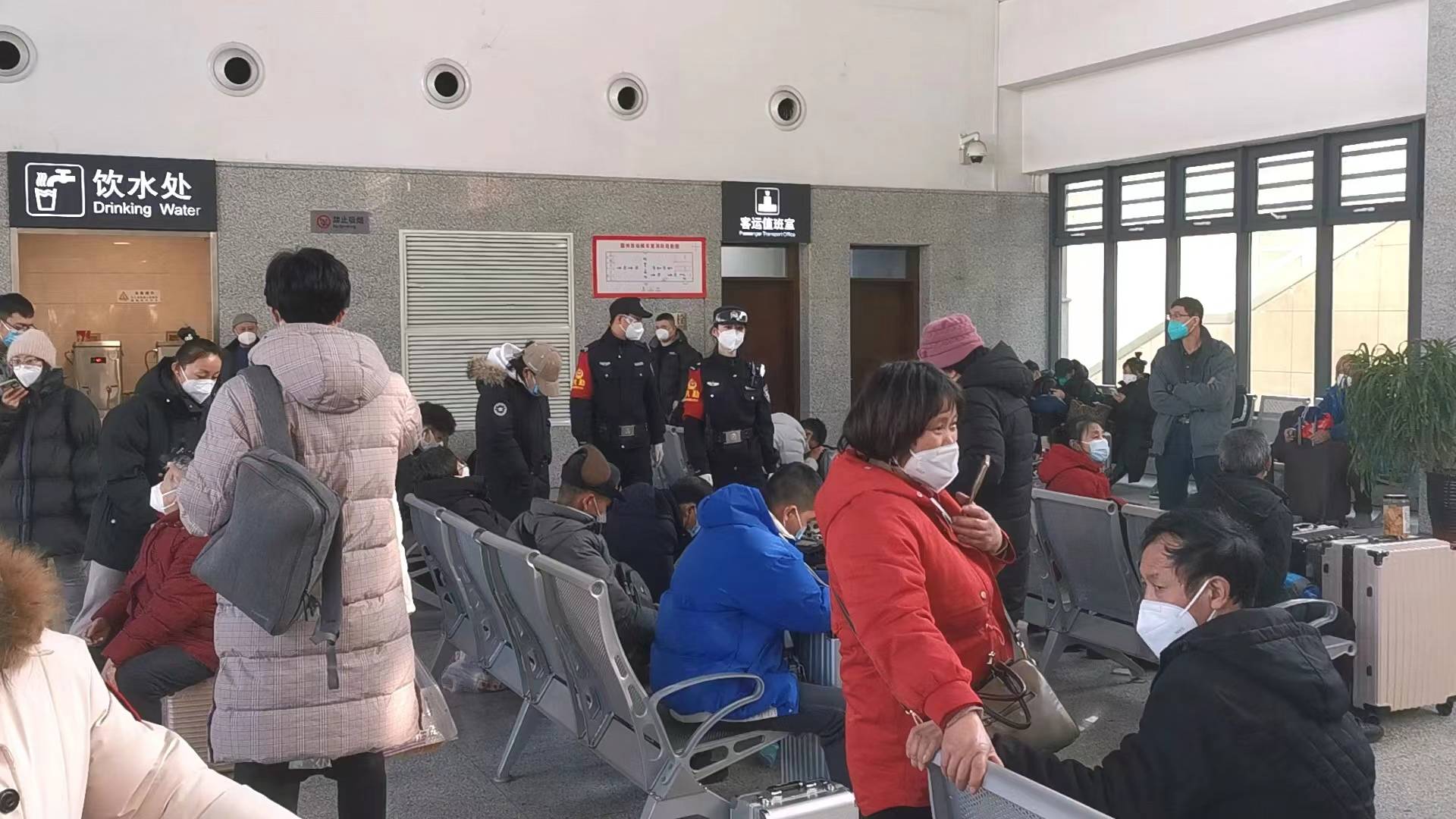 铁路民警积极应对极端气候保障旅客安然出行