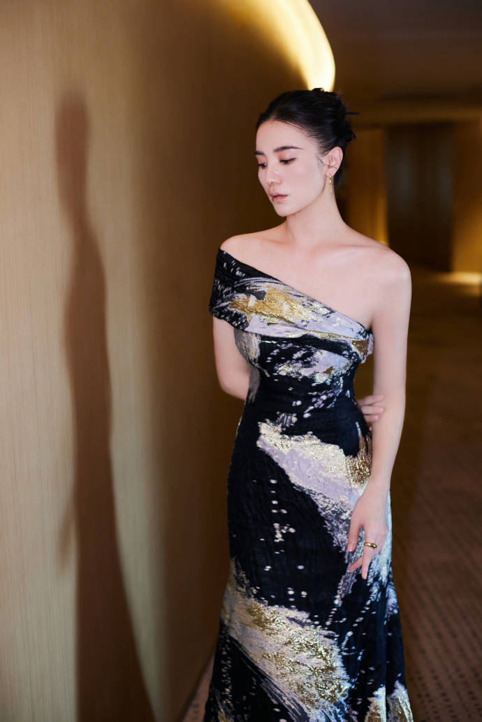 宋佳身着鎏金水墨长裙拍写真 气场全开知性且优雅-搜狐大视野-搜狐新闻