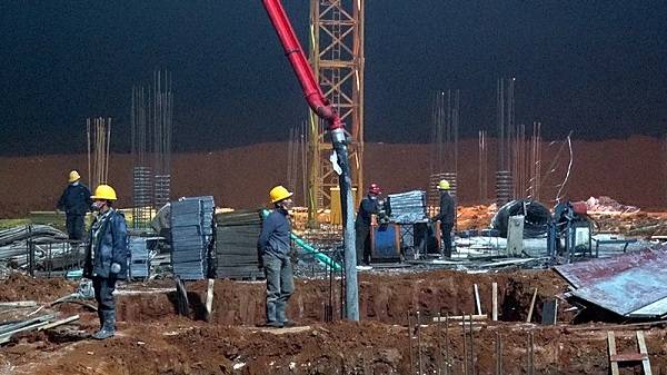 工地浇筑混凝土一般都安排在晚上,这是为什么?_施工_节点_工序