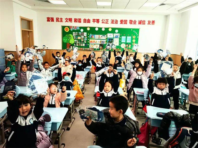 青岛同安路小学组织”劳动教育“开学第一课 (图1)