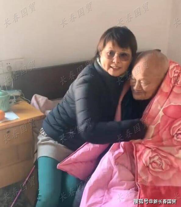 51歲袁立罕見現身,與百歲老人合影身材發福變化大 4 84ef3e6b2b3247ffb1fa7641398004a9