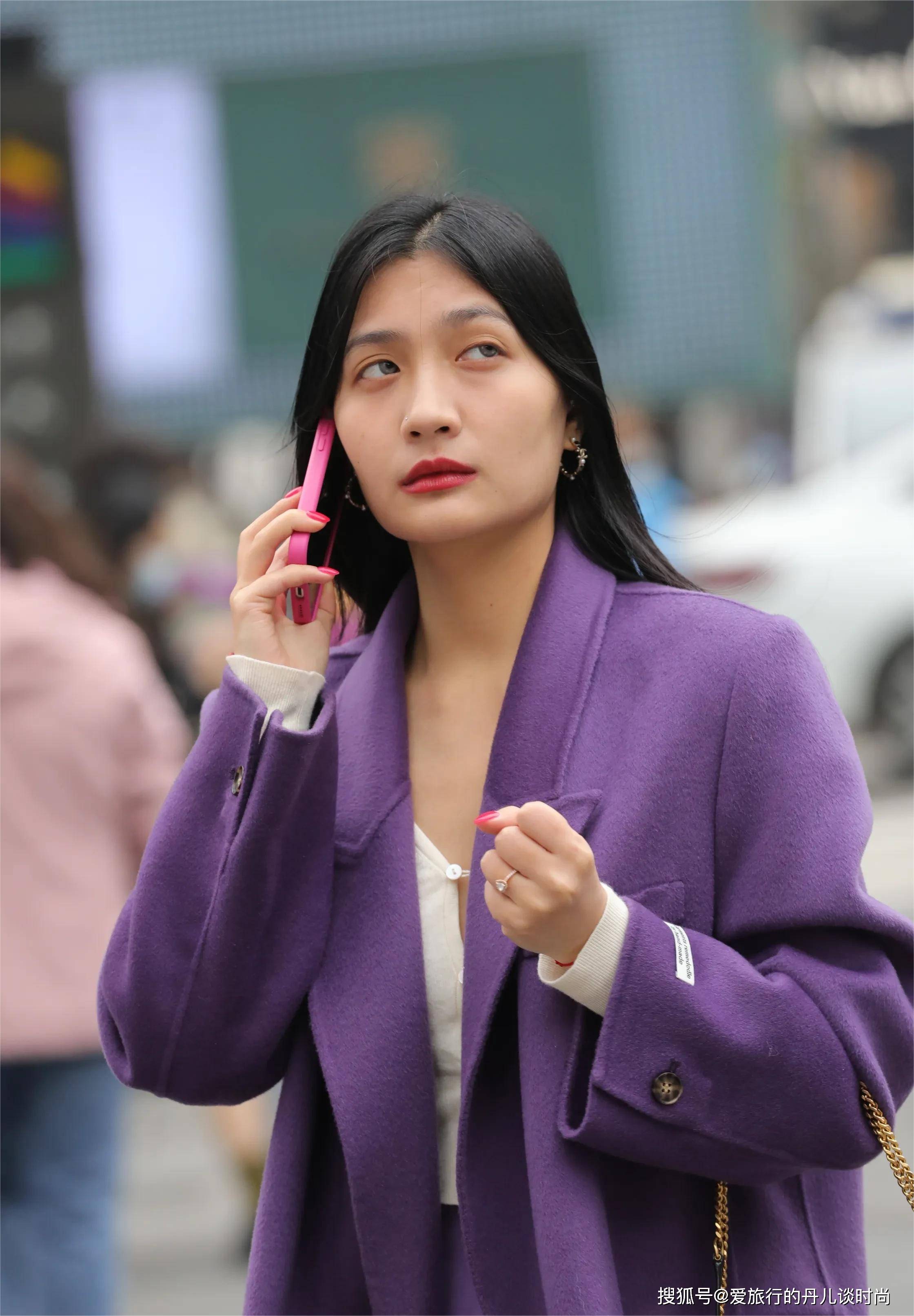 被小姐姐身上的这件紫罗兰色大衣美到了,搭配圣罗兰单肩包, 高贵神秘