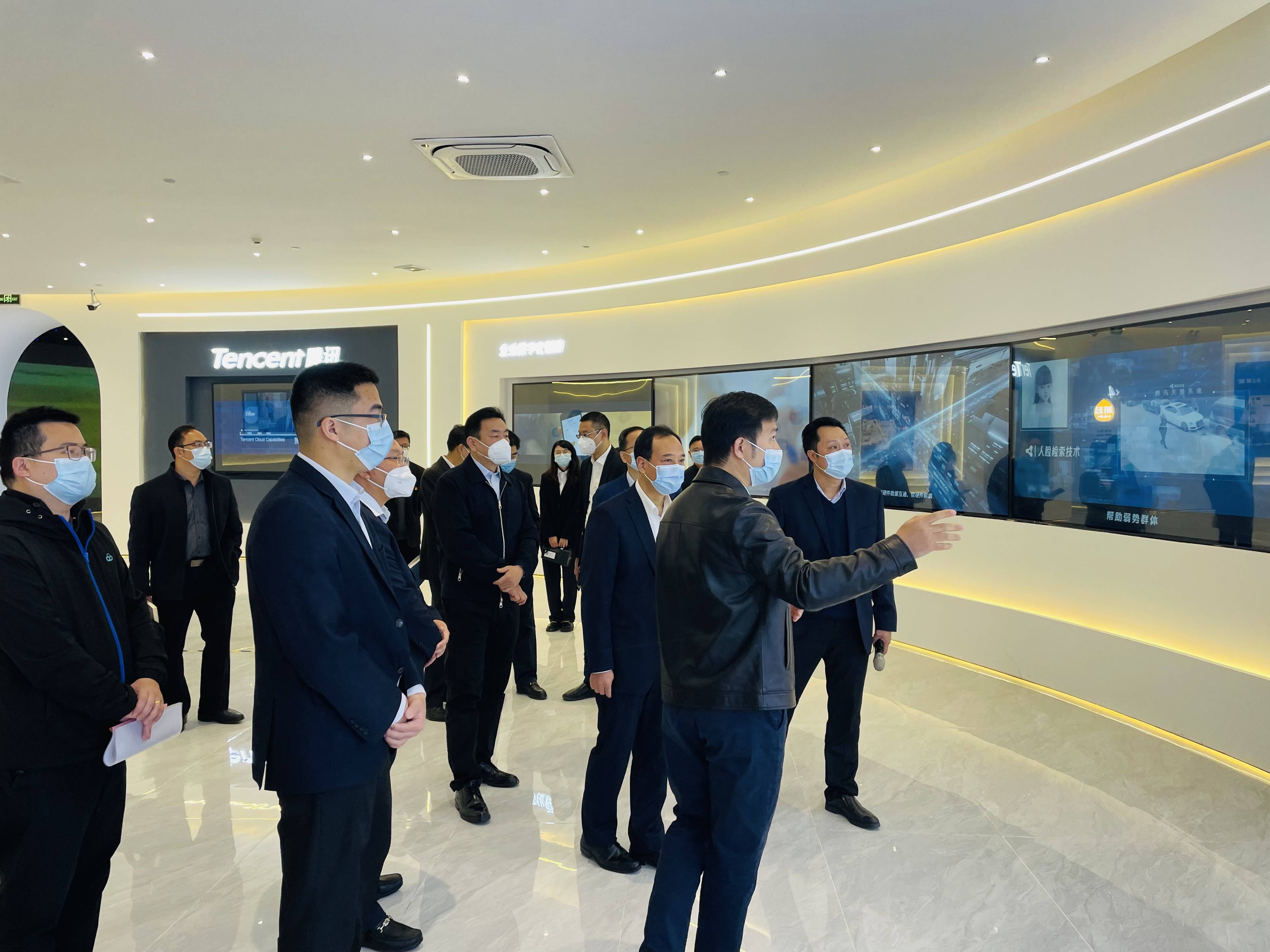 吕成蹊市长一行考察东莞数字集团腾讯数字化展厅,推动东莞制造业高