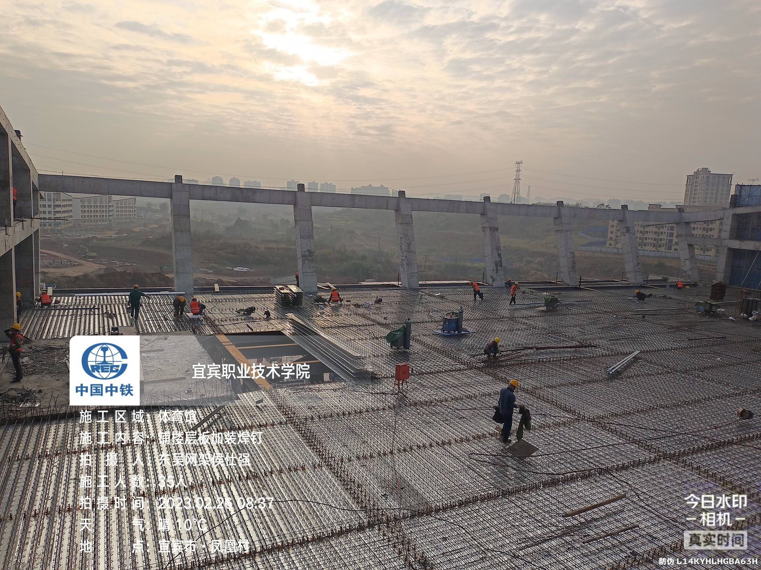 宜宾职业技术学院体育馆钢筋桁架楼承板安装完成_网架_服务_产品