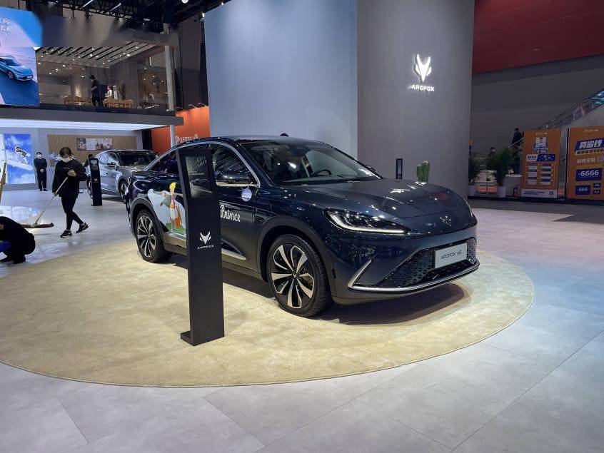 成熟平台底蕴 华为技术支持 北汽极狐如何走出"智能化道路"_搜狐汽车