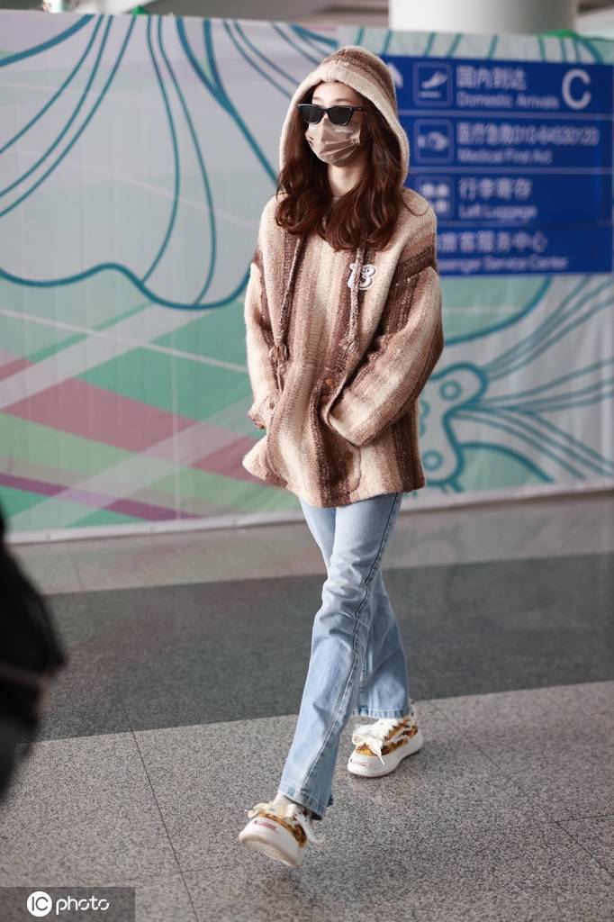 张艺凡身穿条纹卫衣搭配牛仔裤随性休闲