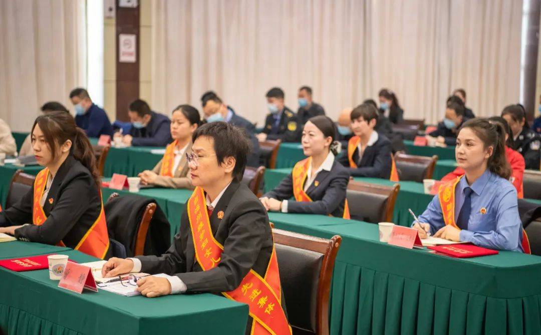 县委副书记,县长木合塔尔·丝迪克宣读了《关于表彰2022年度尉犁县"