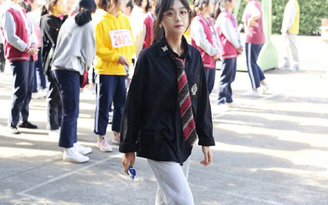 满天星小姐姐穿校服也如此美,摘下口罩等于美容,看到侧颜,网友愣神