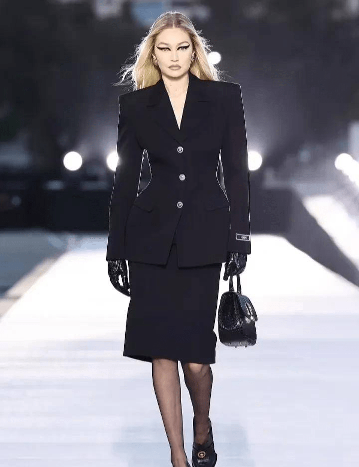 劳伦·桑切斯身穿闪光迷你裙,与男友贝索斯看t台秀,性感美艳_黑色_穿