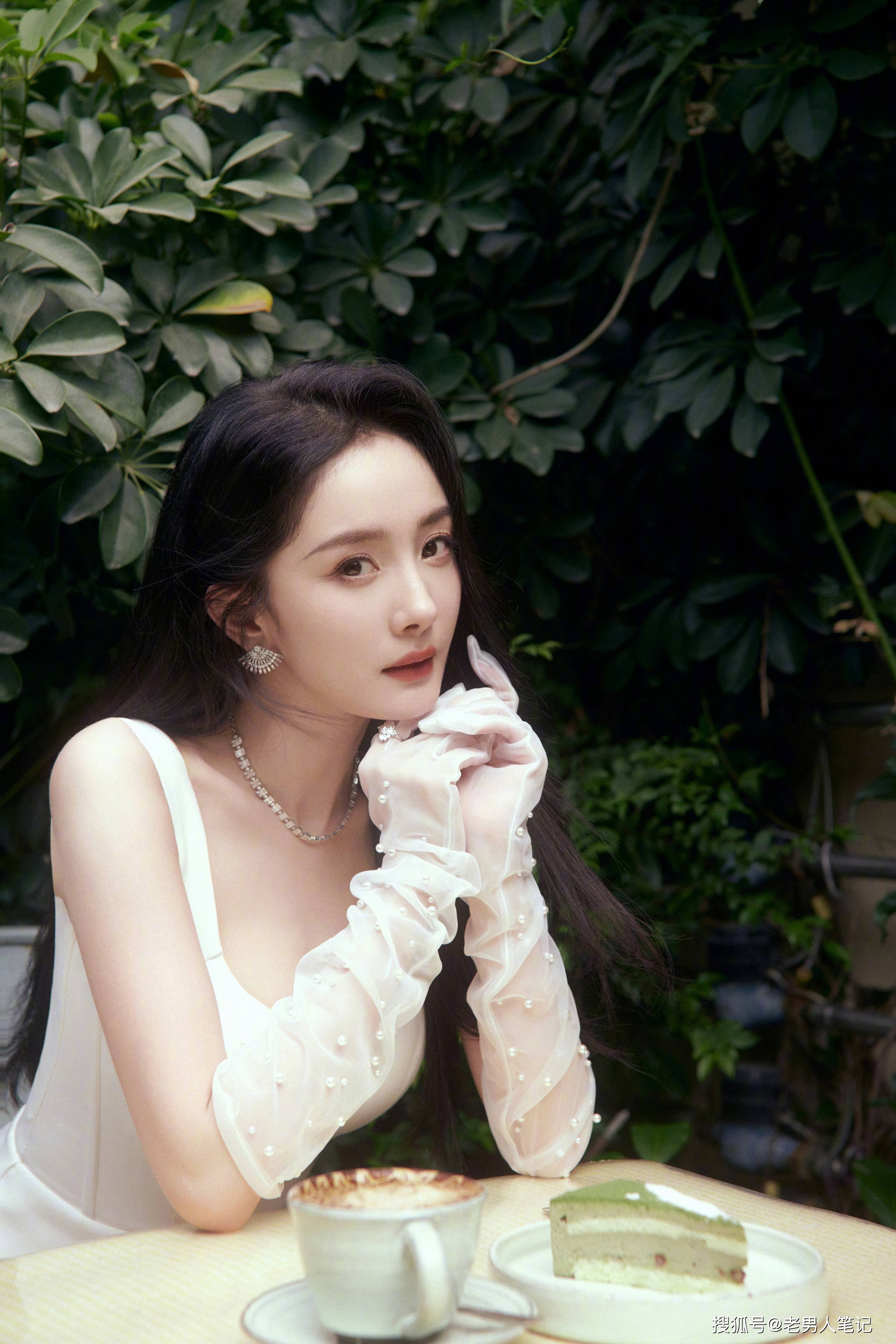 出场太美了,杨幂黑长直白裙手套,优雅名媛仙气满满_气质_演技_美貌