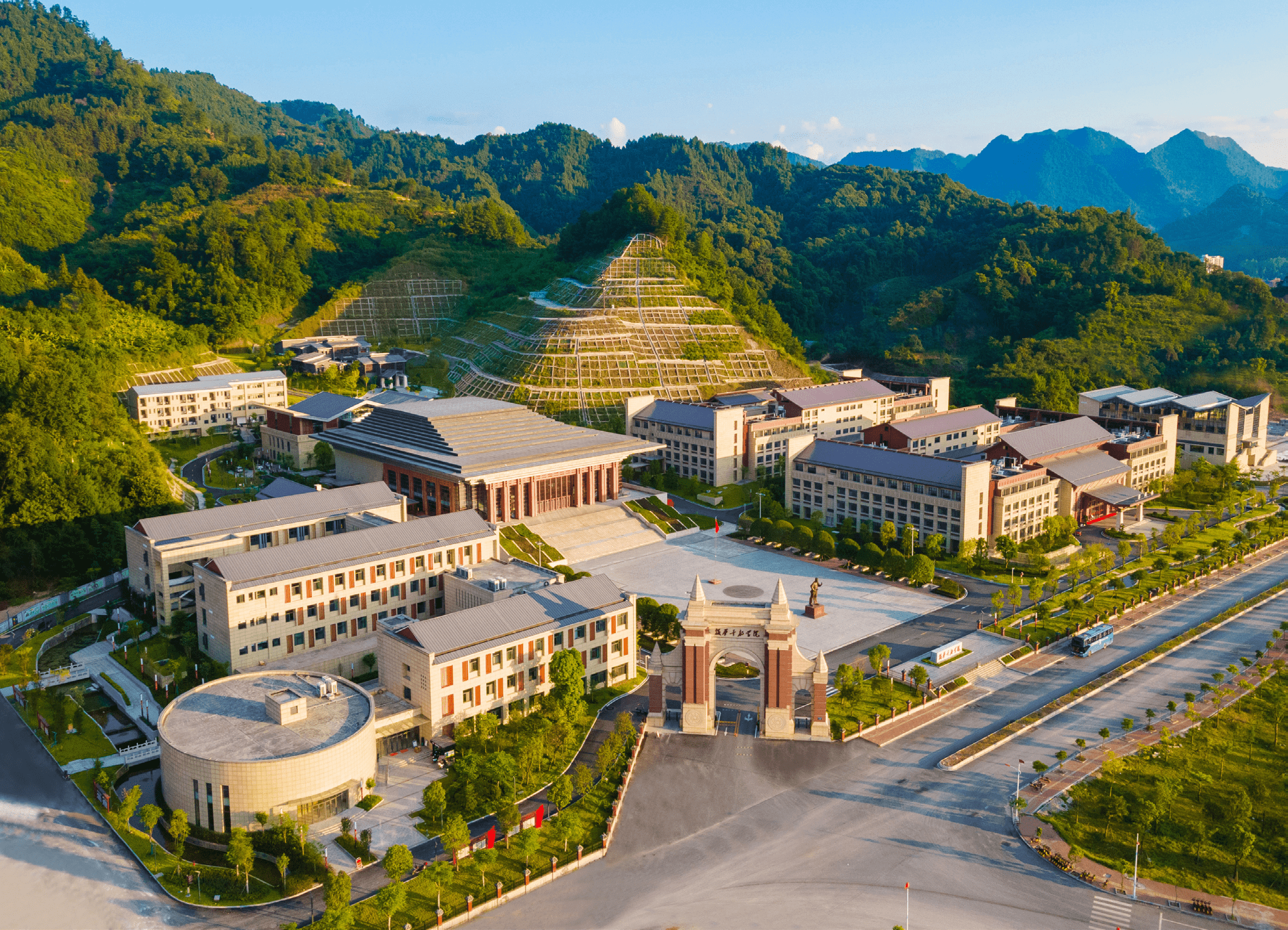 百色干部学院院长图片