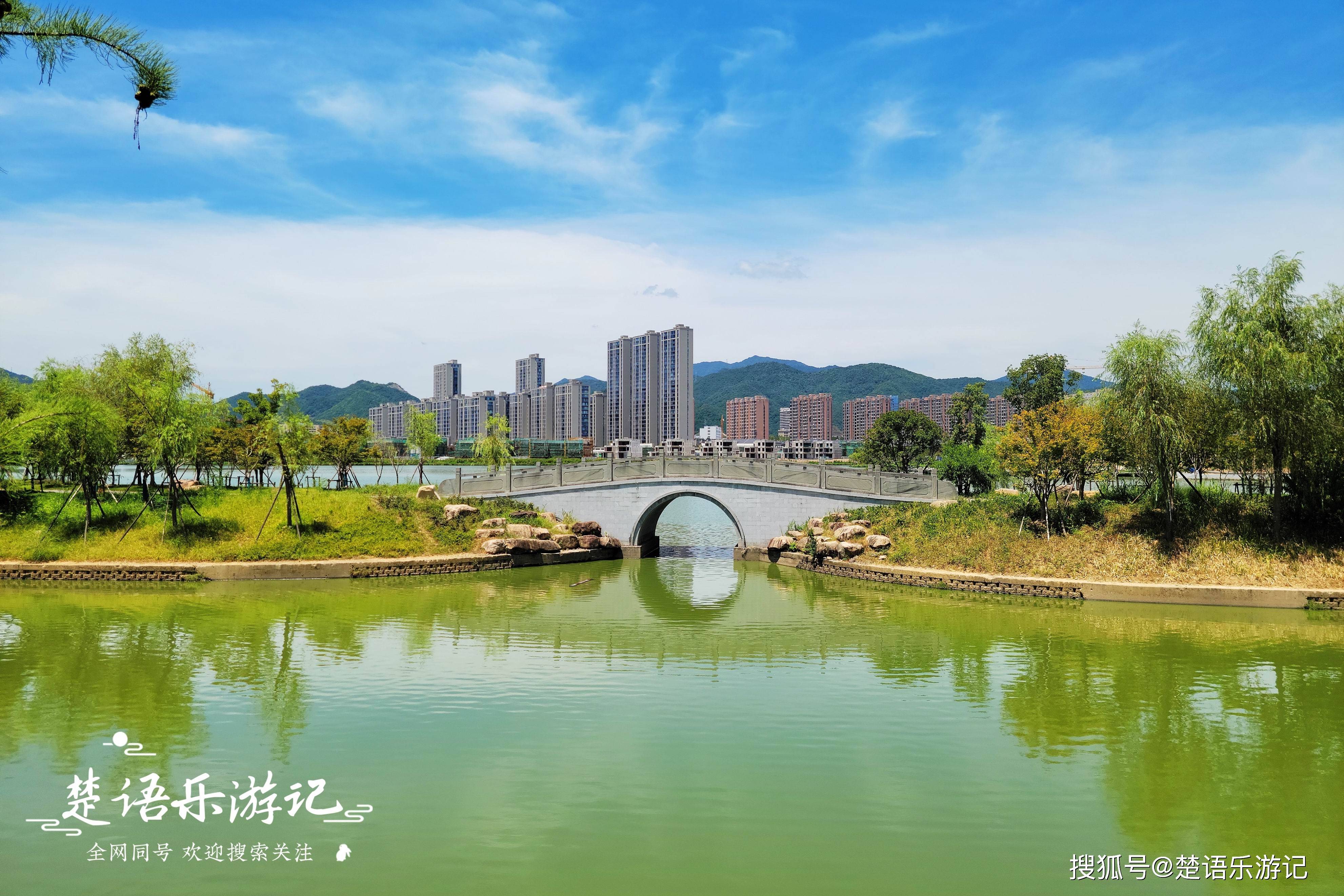 浙江宁海城区里的新风景,春季有花海,夏季有碧水蓝天,免费游玩