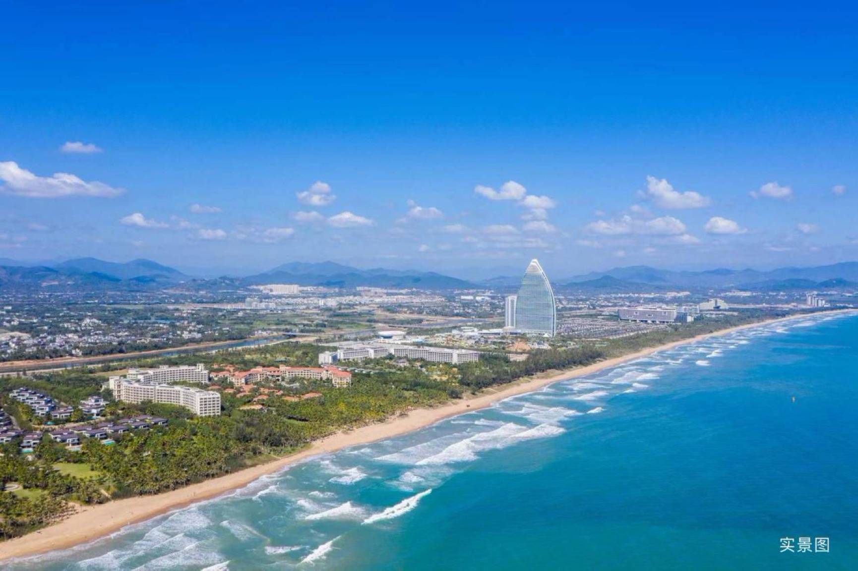 海棠湾位于三亚东北部,是唯一一个由国家规划打造的度假湾区,定位为