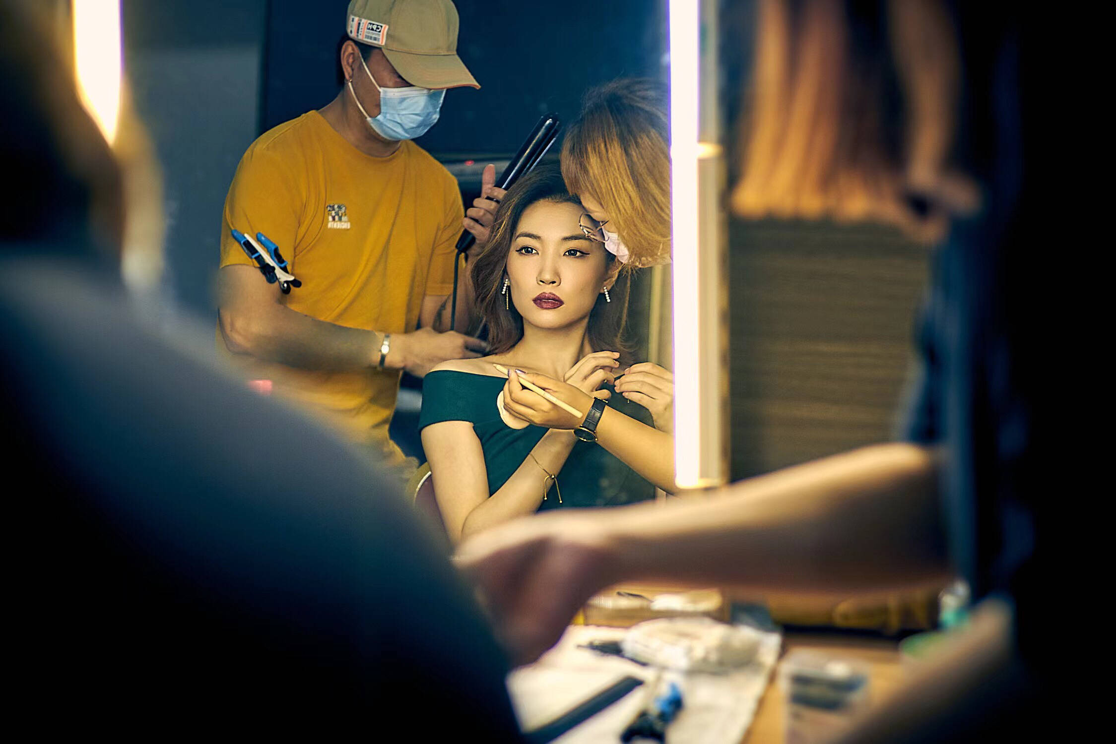 闫鹿杨新写真释出 光影辗转演绎柔与强的碰撞_杨能_年闫鹿_氛围