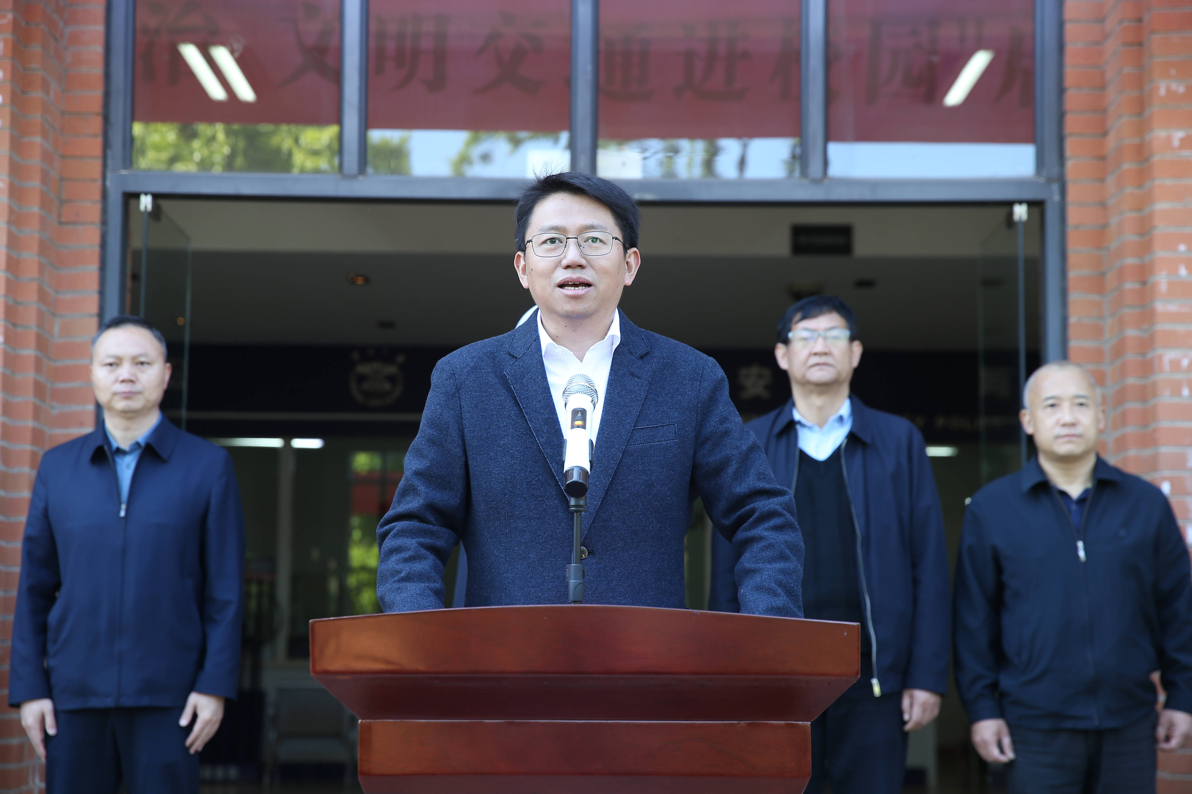 活动现场,云南大学党委副书记吴建德,昆明市公安局交通警察支队副支队