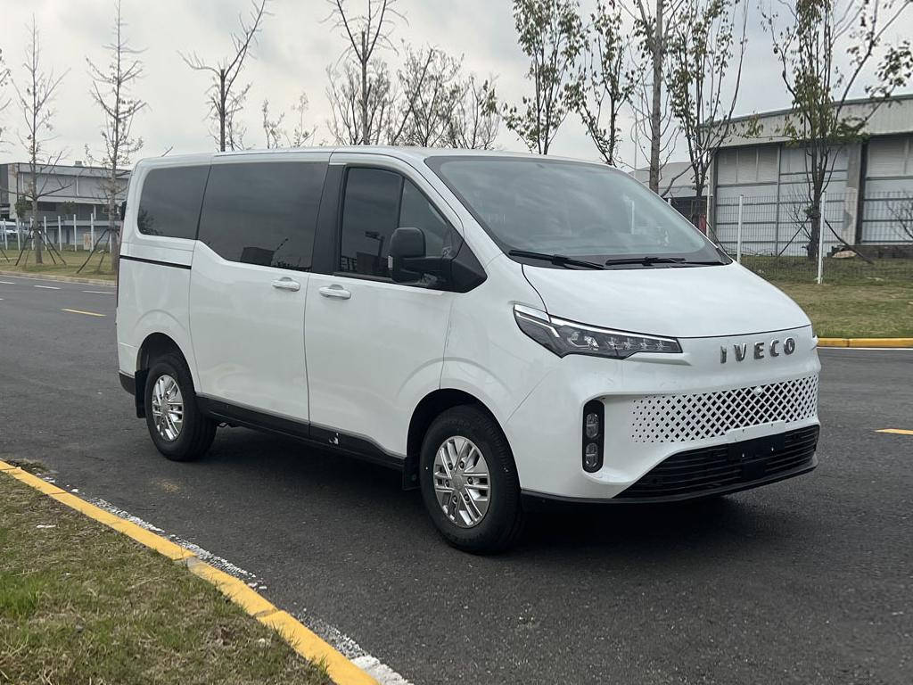 依维柯聚星的车身轮廓和上汽大通新途v70相同,车身的侧面细节也相同