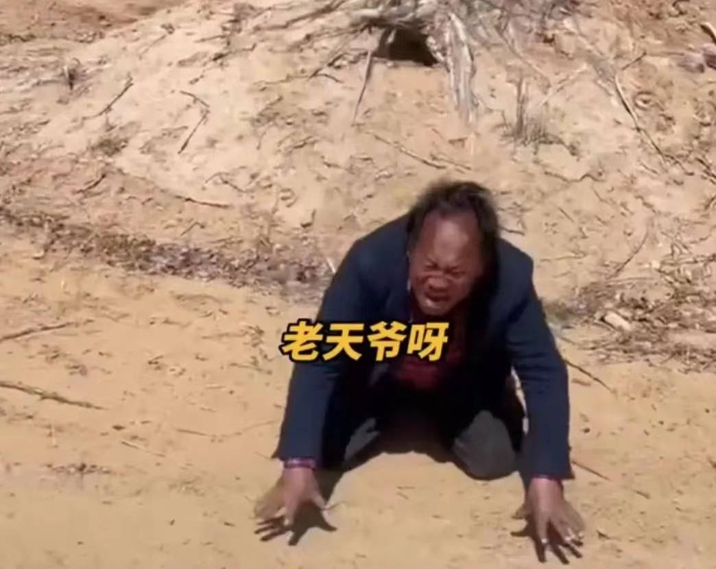 重庆：辅警跪地20分钟救助93岁老人_凤凰网视频_凤凰网