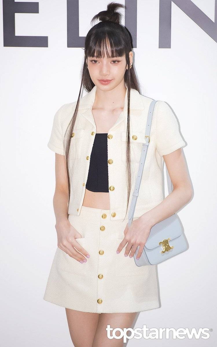 Lisa白色高腰西装造型出席活动 花式比心甜美可爱-搜狐大视野-搜狐新闻