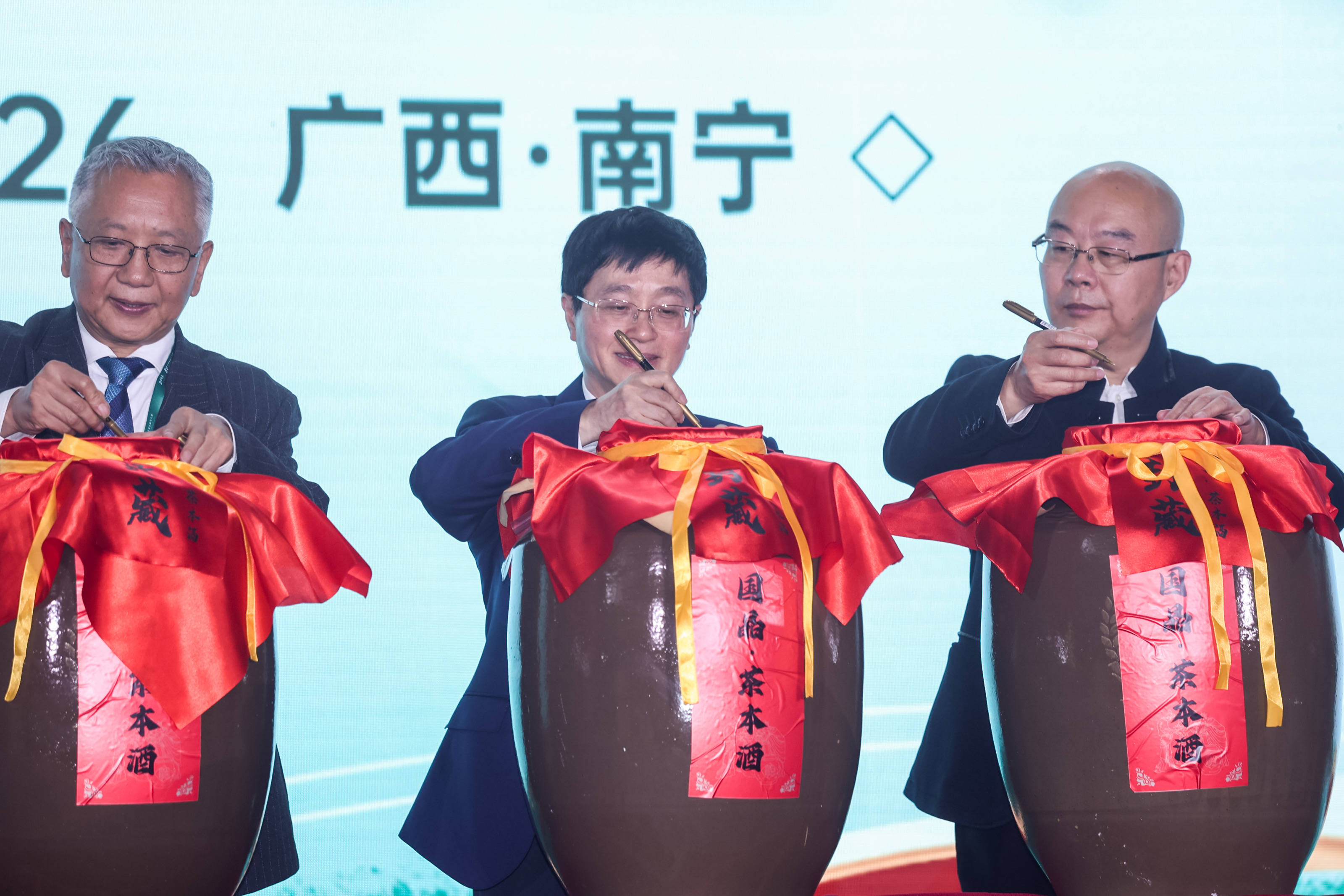 陈耀宗在采访中说,随着国晶·茶本酒的正式发布,国晶·茶本酒的核心