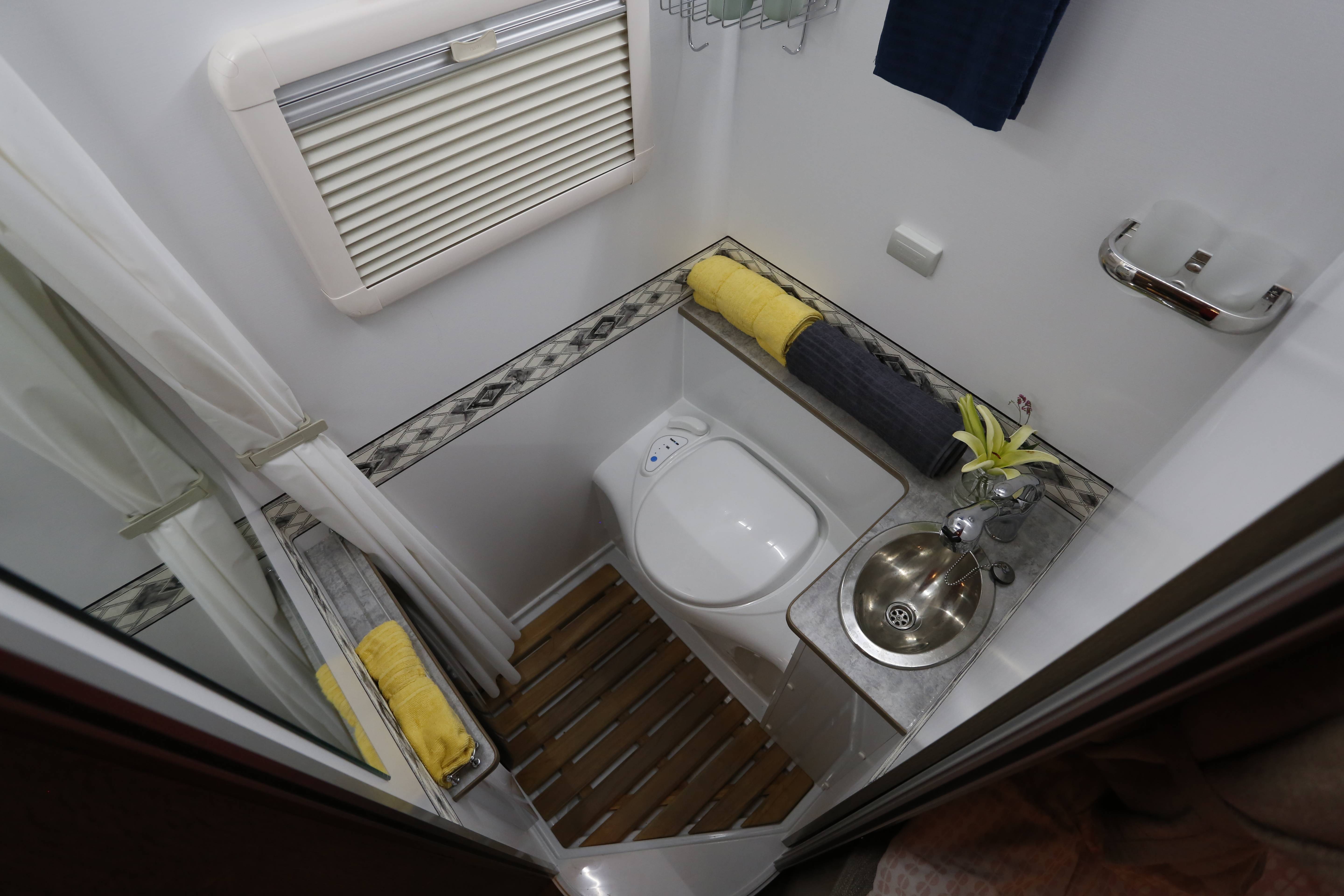 车内的卫生间功能齐全,主要配备了赛特福德盒式坐便器,一体式洗手池