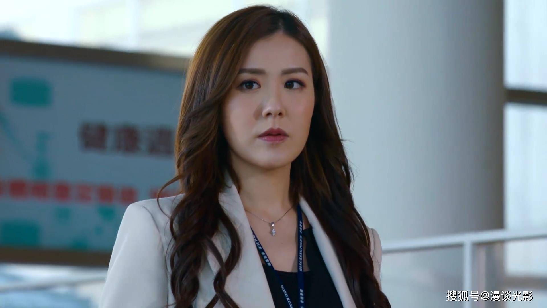 当刘佩玥看着马国明和唐诗咏在食堂眉目传情时,剧情最后以刘佩玥一个