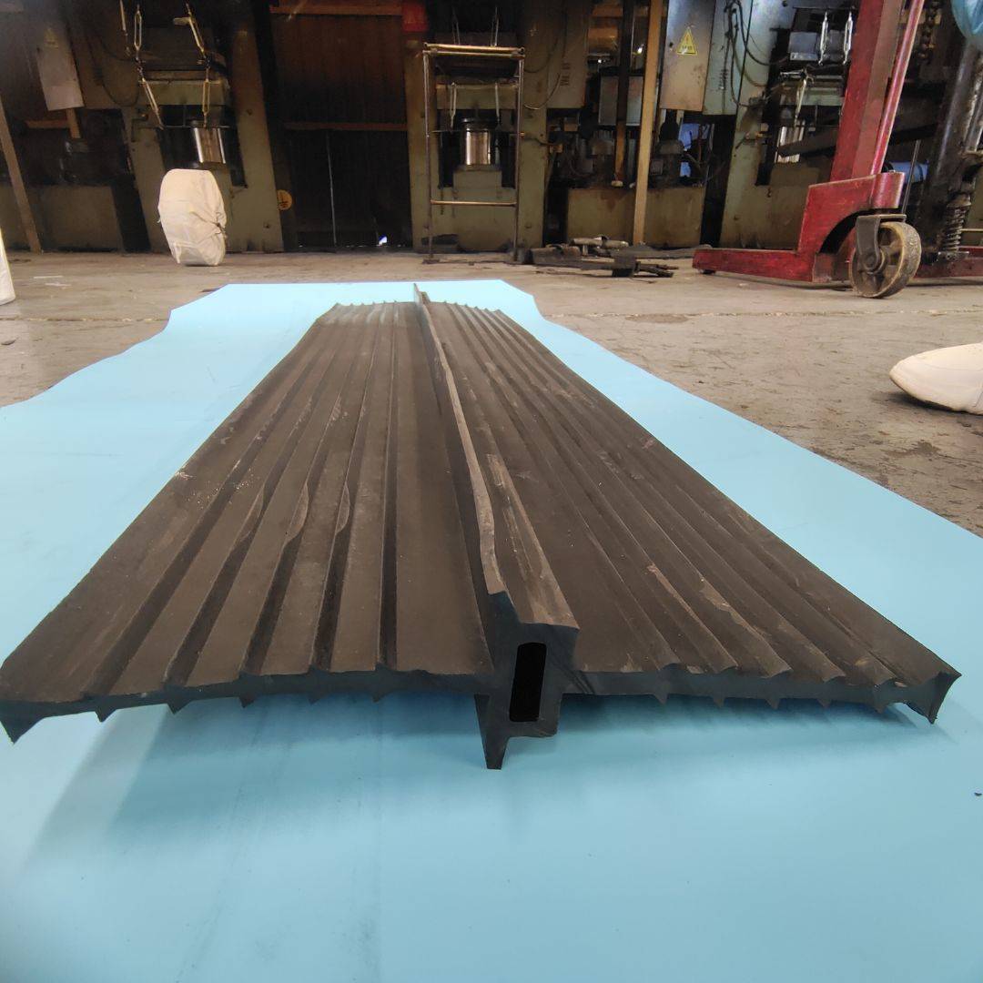 橡胶止水带厂家 中埋式 外贴式 钢边橡胶止水带_接头_施工_进行