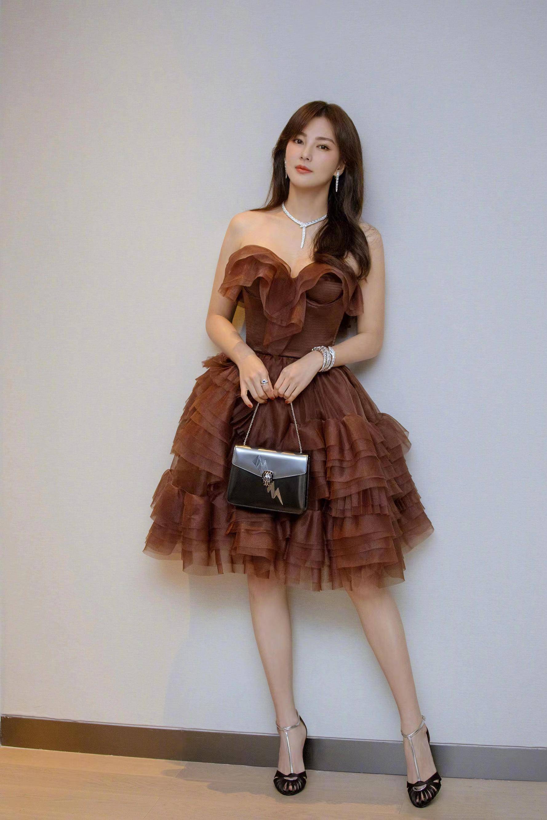 v领快开到腰间,这样大胆的尝试,想必只有身材凹凸感十足的张雨绮才敢