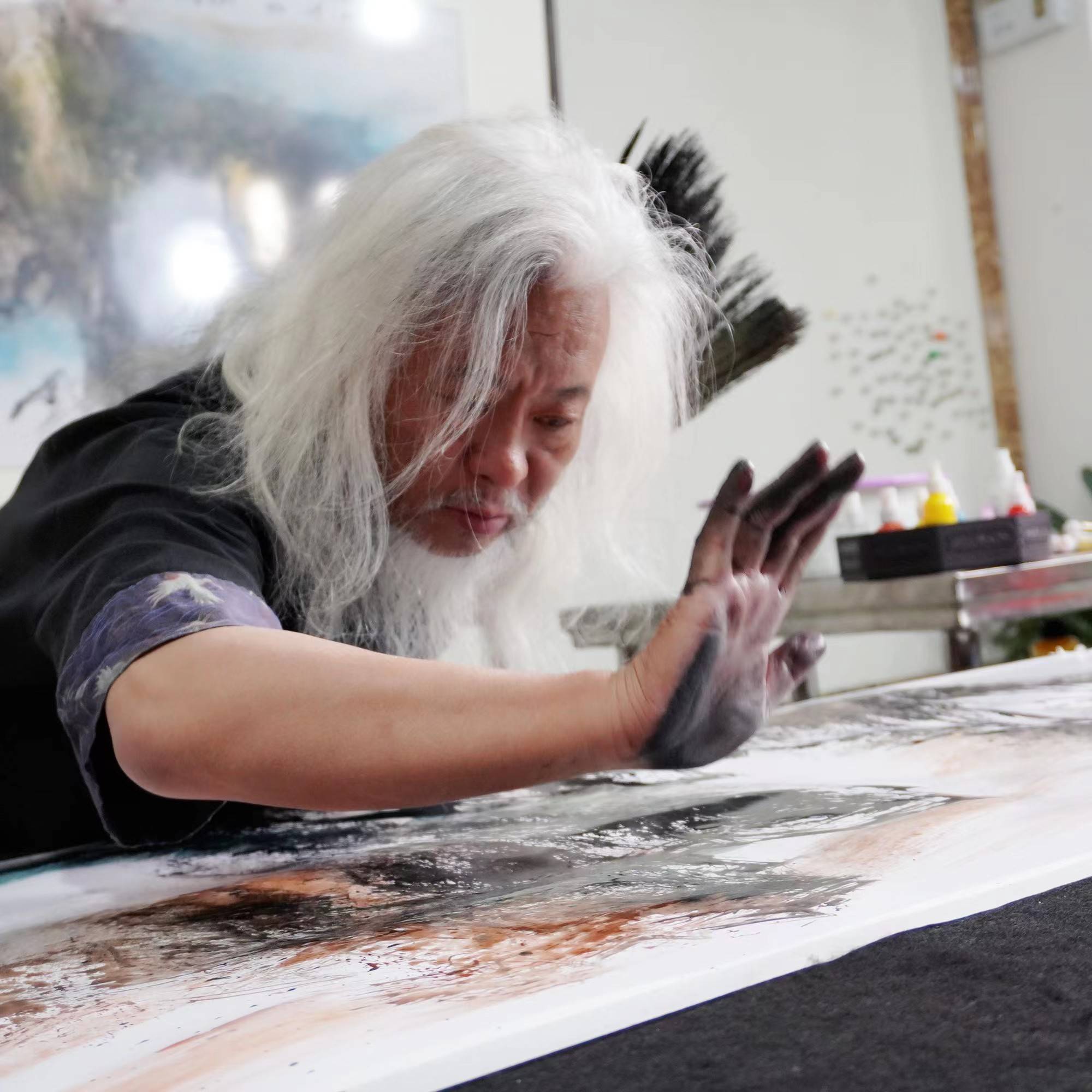 薛晓平老师是非笔画派创始人,年轻时毕业于鲁迅美院