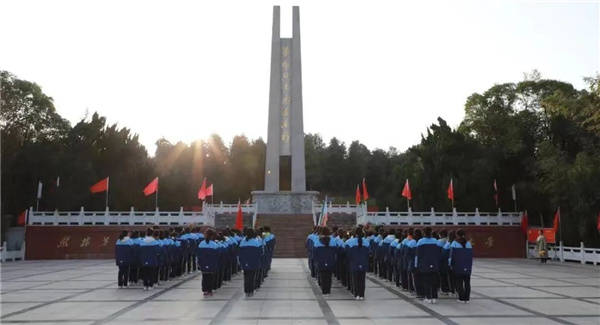 淮安市新马高中清明组织祭扫烈士墓活动 