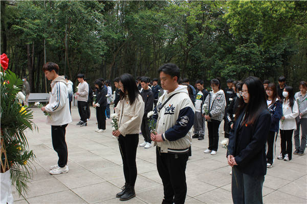 武汉工程科技学院开展清明祭英烈活动 (图3)
