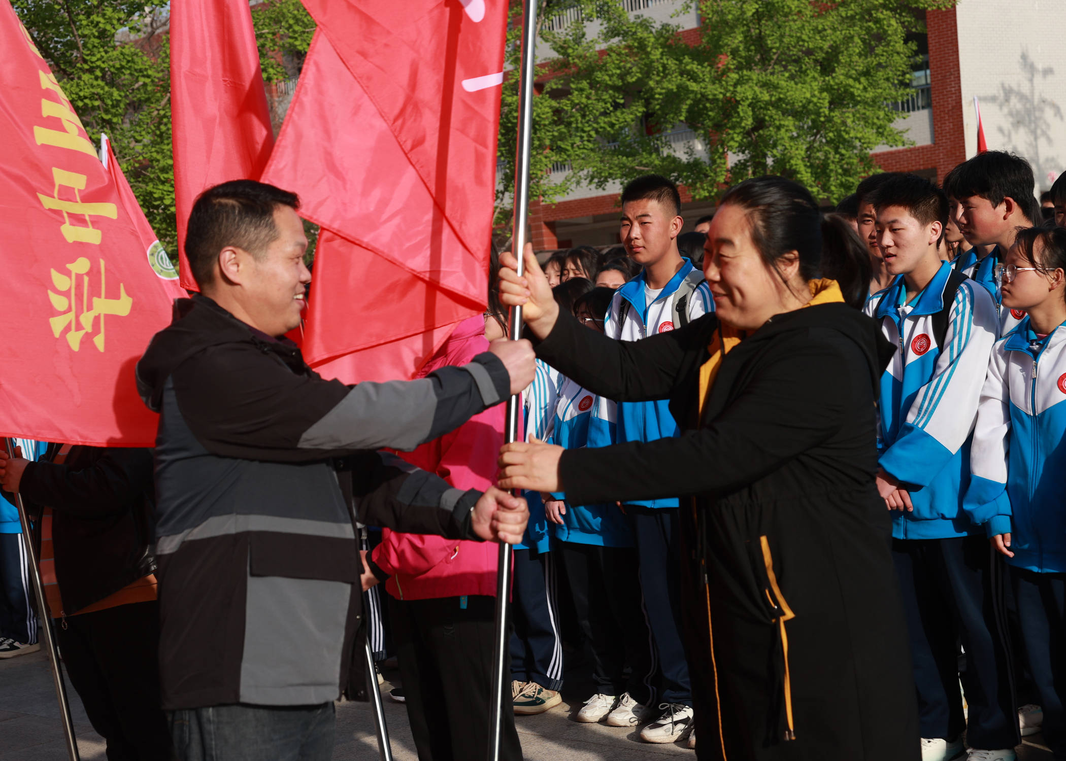 陕西大荔县同州中学组织远足活动 磨砺学生意志_爱家乡_意识_师生