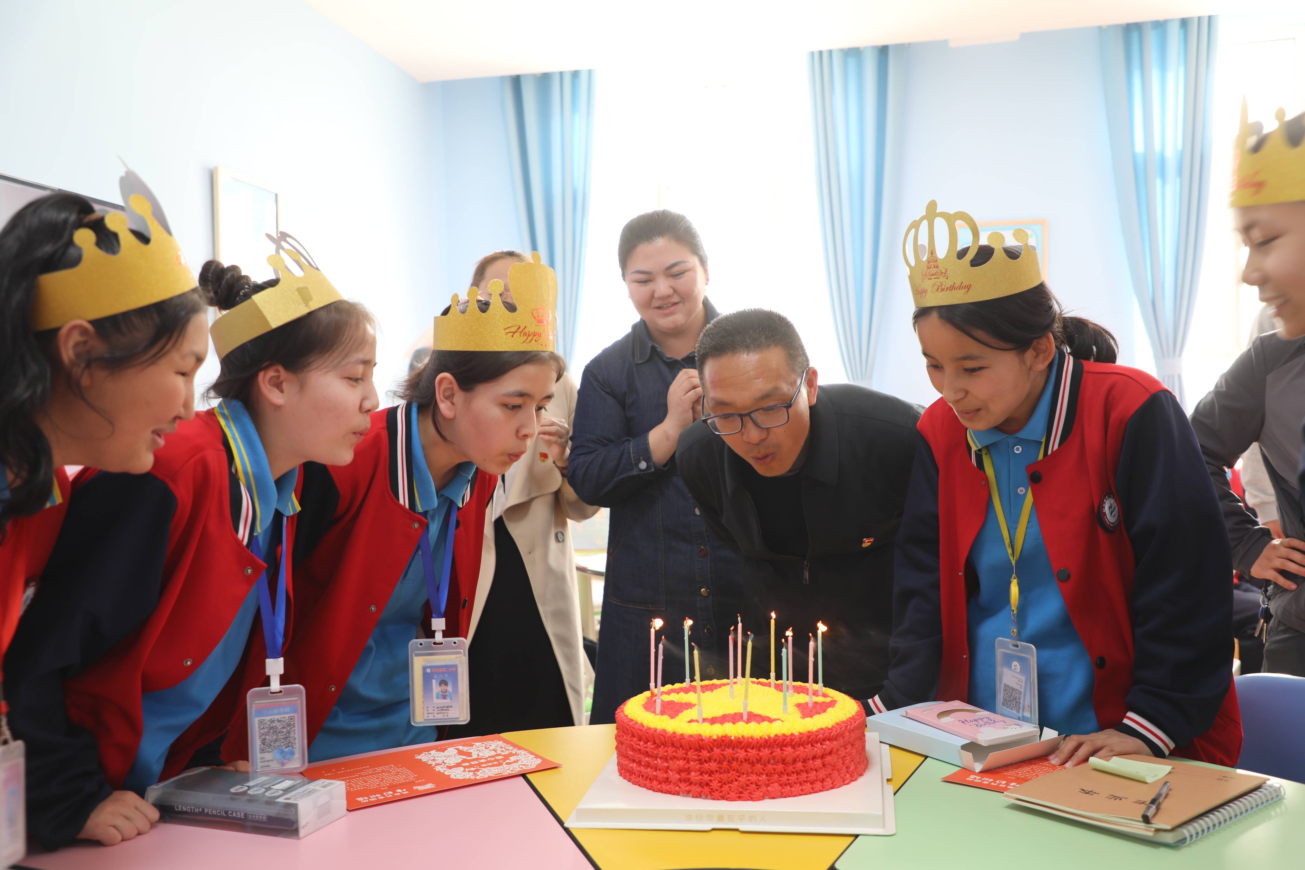 轮台县第二中学开展"圆梦微心愿 铸守师生情"爱心生日会活动