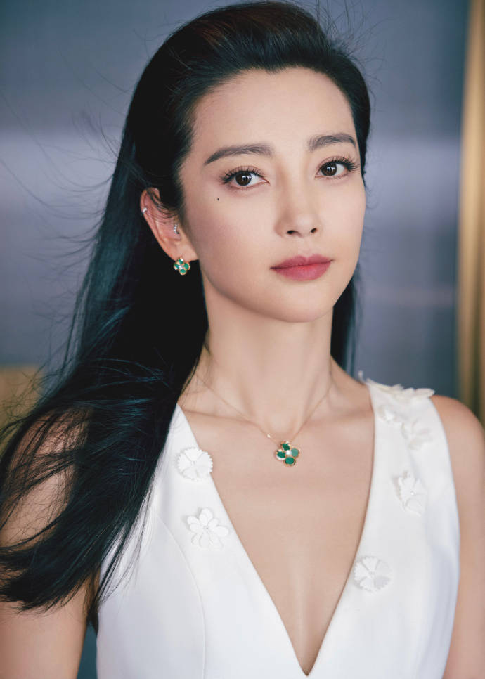 李冰冰穿白色深V长裙清美如雪 秀发如瀑少女感十足-搜狐大视野-搜狐新闻